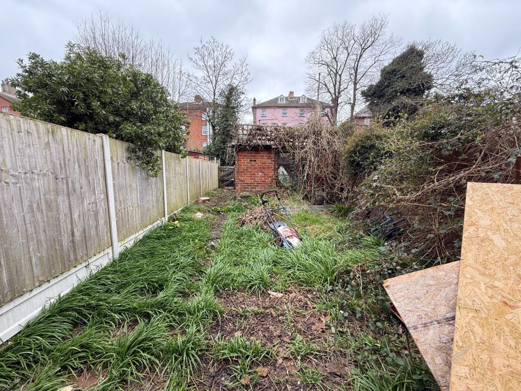 Lot: 111 - ESTABLISHED FOUR-BEDROOM TERRACE HOUSE FOR IMPROVEMENT - Garden to the rear of the property